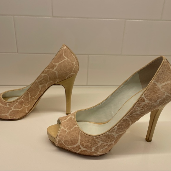 Women’s Nine West stiletto open toe cowhide shoe. Size 7 1/2. Beige & Brown - Picture 2 of 7